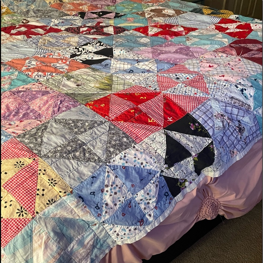 Vintage hand sewn quilt!!
